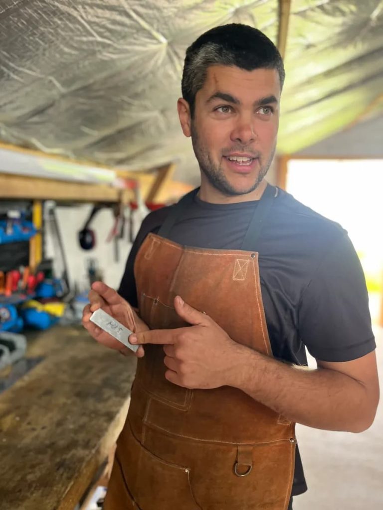 Alexandre qui présente un couteau