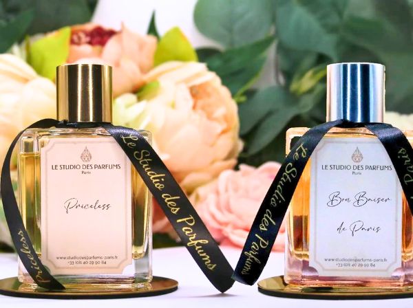 deux parfums sur une table