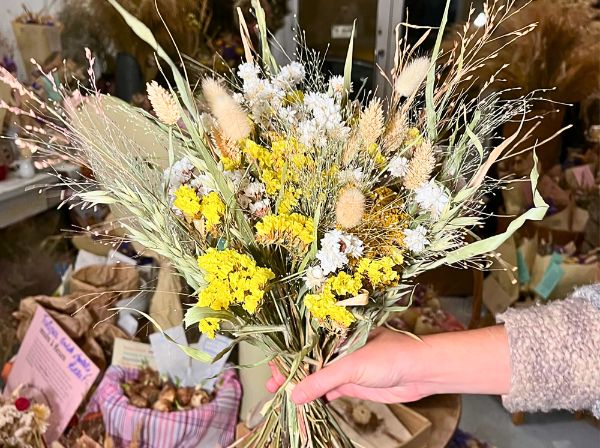 bouquet de fleurs séchées jaunes
