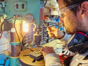 alexandre qui perce un trou dans une lame