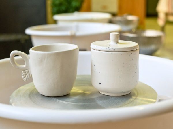 Tasses en céramique sur un tour de potier