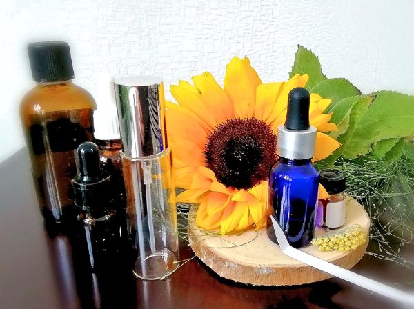 parfum sur une table avec des fleurs