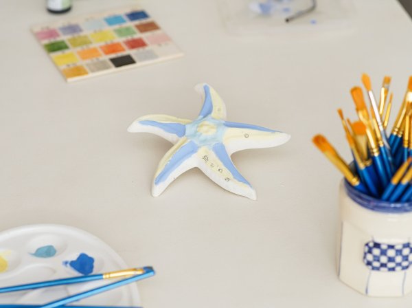 Décorez votre figurine en céramique avec Anne