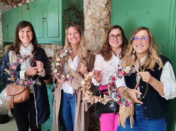 Réunissez votre équipe et créez vos couronnes en fleurs séchées locales avec Laurence