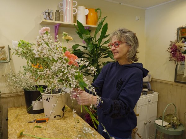 Créez votre composition florale engagée avec des fleurs françaises et de saison avec Marion à Saint-Romain-au-Mont-d'Or