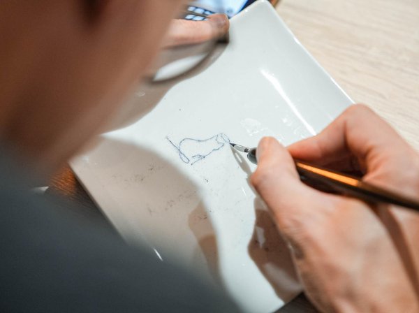 Décorez vos pièces en porcelaine au Bleu d'Arras en duo avec votre enfant accompagnés par Isabelle avec Isabelle à Arras