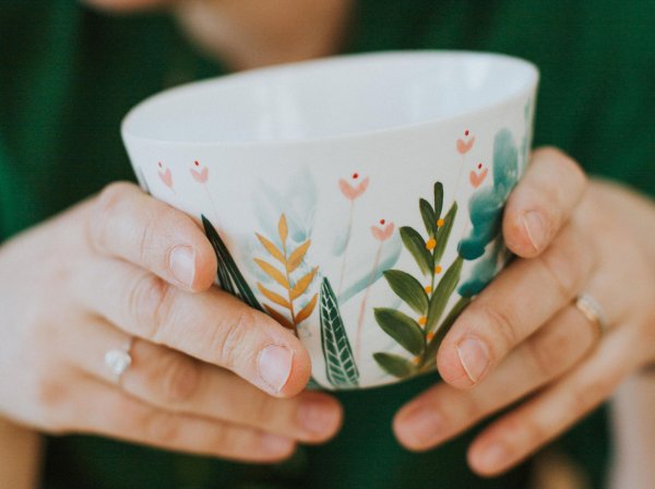 Décorez votre mug en porcelaine aux côtés de Lilas avec Lilas à Le Mans