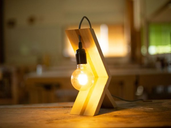 Fabriquez votre lampe design en bois massif avec Charlotte et son équipe à Vallières-sur-Fier
