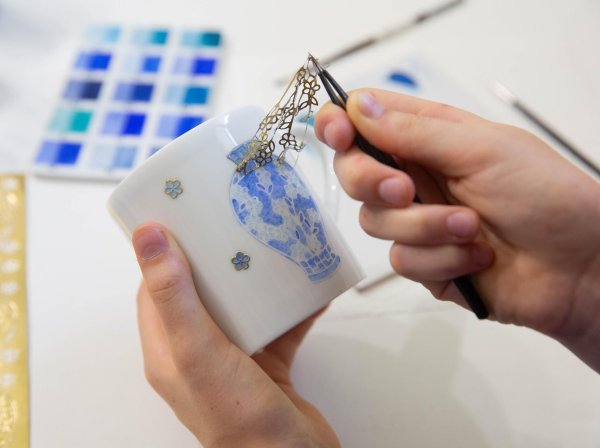 Initiez-vous à la peinture sur porcelaine en duo avec votre enfant accompagnés par Alix avec Alix à Saint-Germain-en-Laye