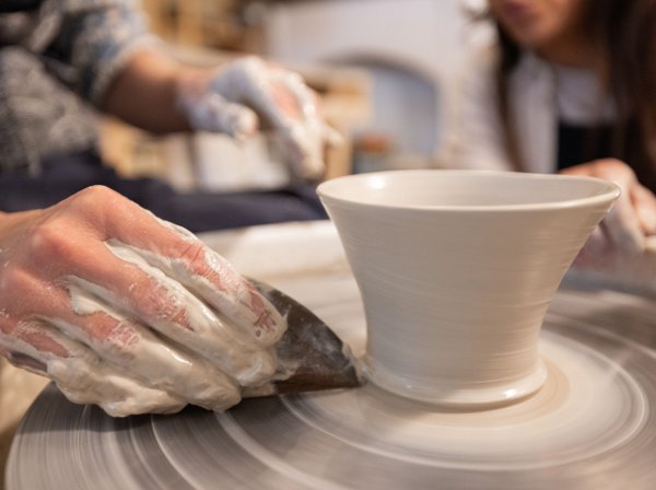 Initiez vous au tour de potier avec Eugénie avec Eugénie à Gaillan-en-Médoc