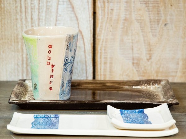 Modelez votre grand mug ou objet en faïence et décorez-le avec Sabine à La Balme-les-Grottes