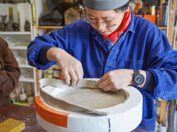 Modelez votre plat décoré à l'engobe avec Yiyan à Gennevilliers