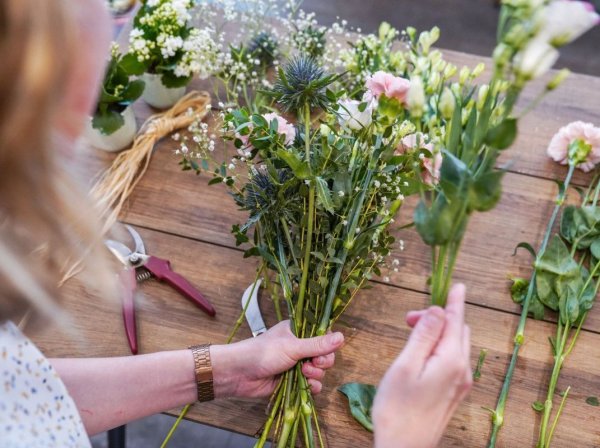Réunissez votre équipe et composez vos bouquets de fleurs fraîches avec Kaili avec Kaili à Levallois-Perret