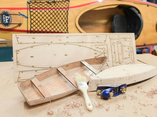 Initiez-vous à la construction de bateau en bois moderne sur une journée avec Pierre avec Pierre à Saint-Nazaire