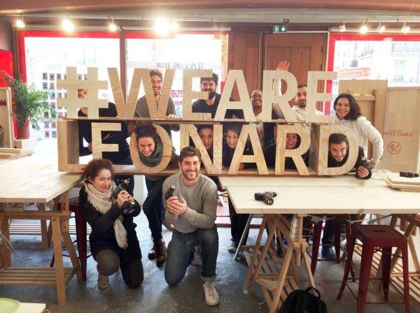 Mobilisez votre équipe et fabriquez votre logo ou enseigne d'entreprise en chutes de bois avec les Ateliers Chutes Libres avec Ateliers Chutes Libres à Paris
