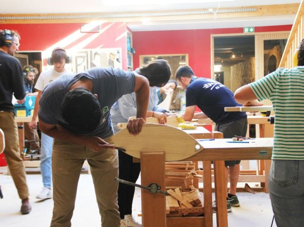 Surprenez votre équipe et créez chacun votre planche à découper en bois avec Victor avec Maxime, Yann, Valentin et Arthur à Bordeaux